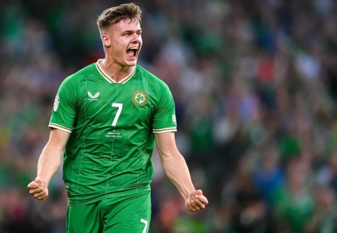 体育赛事-包含集结日中超传出新动向；阿斯顿维拉官宣签约；管理层表态：球迷炸锅；数据趋势出现新变化的词条-体育赛事